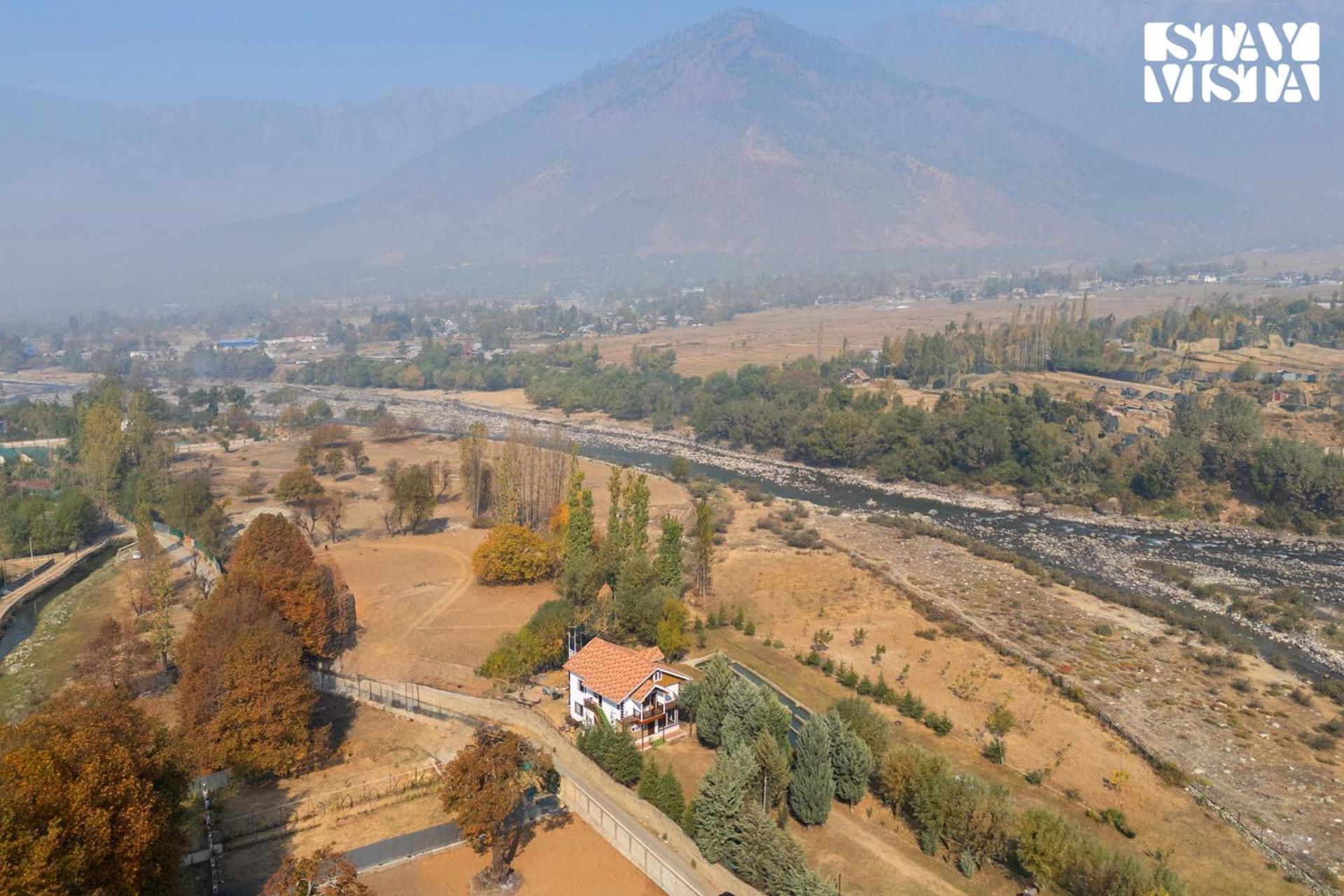 Stayvista At Khwab Villa With Lawn, Bbq Srinagar  Exterior photo