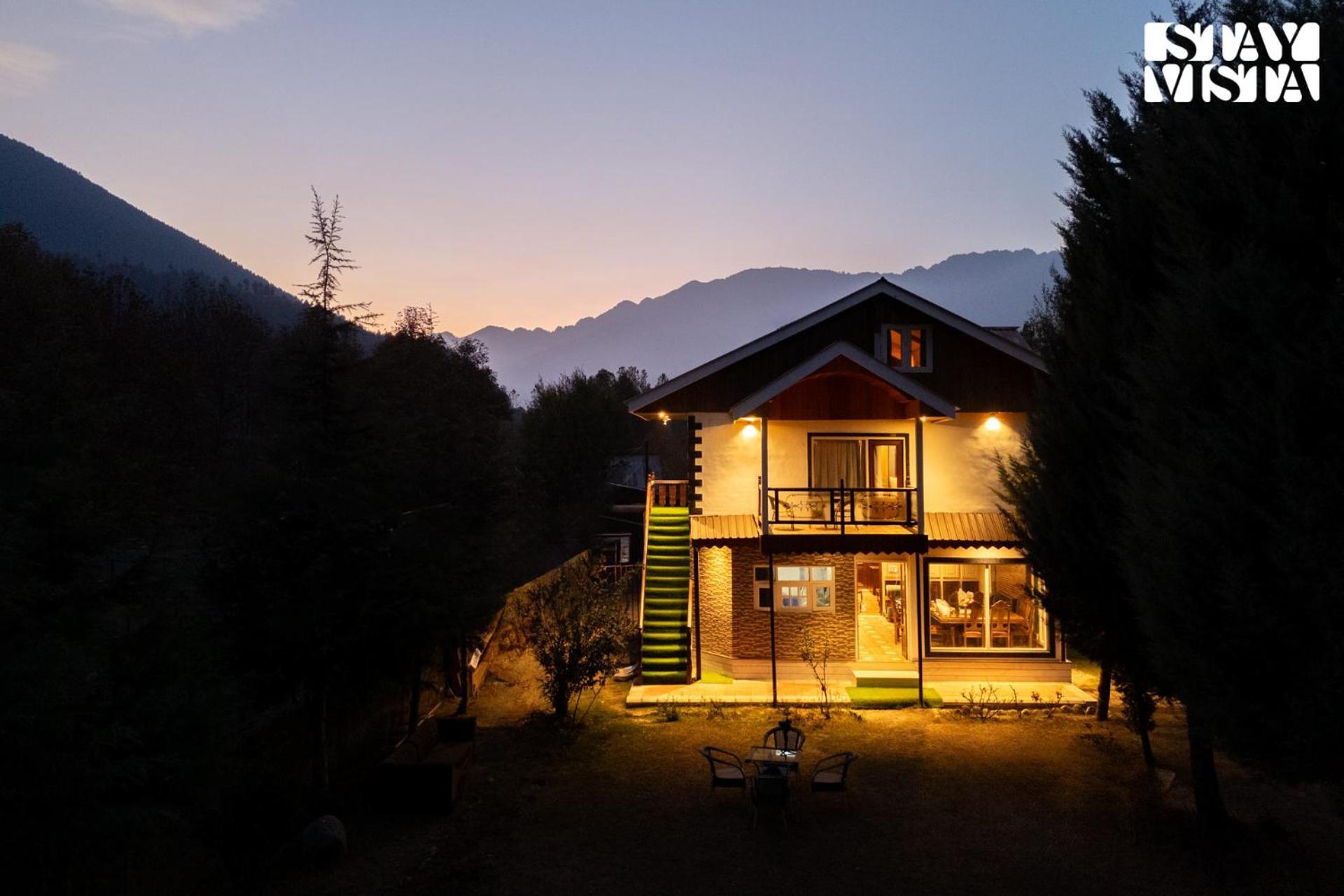 Stayvista At Khwab Villa With Lawn, Bbq Srinagar  Exterior photo