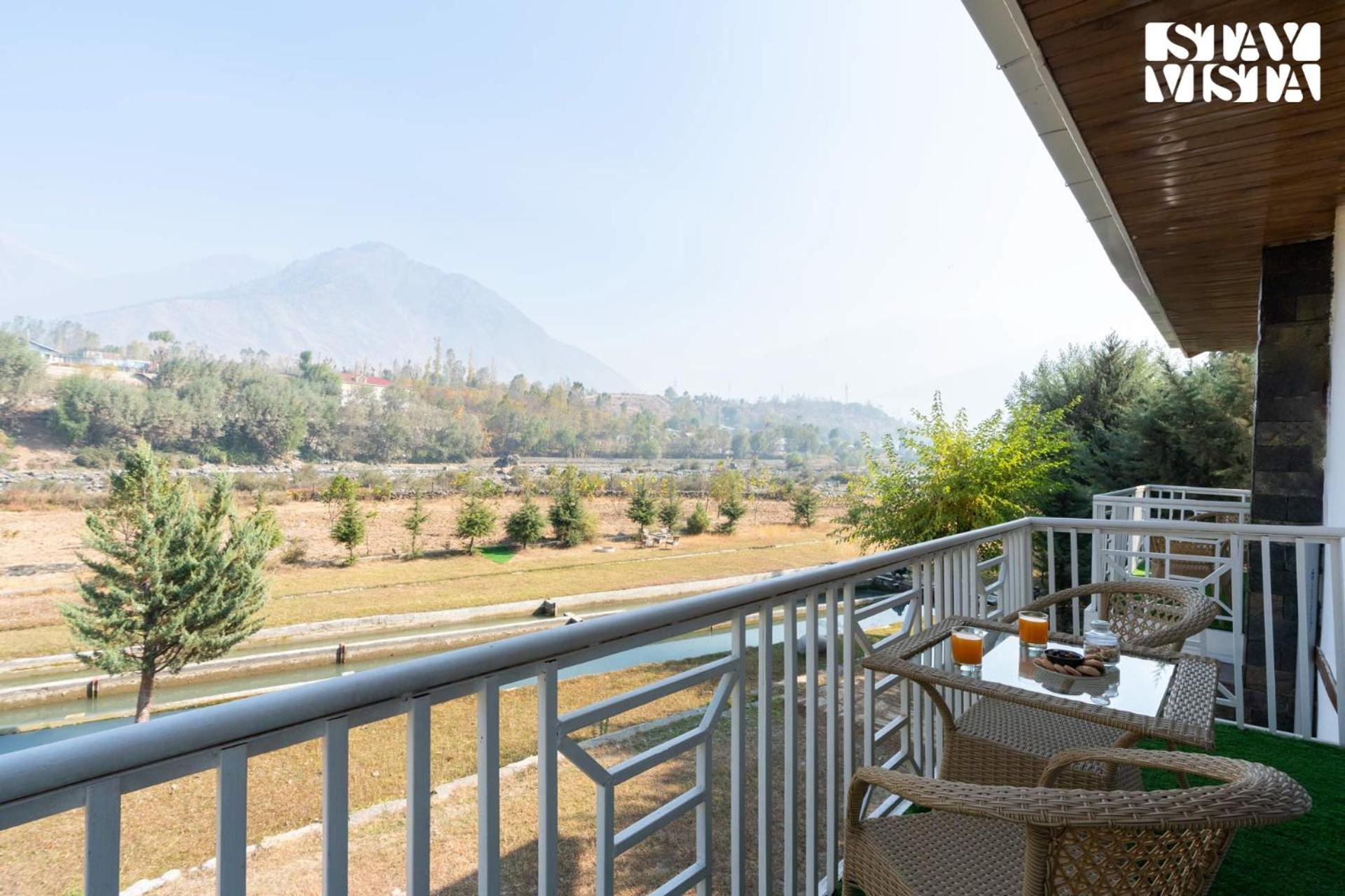Stayvista At Khwab Villa With Lawn, Bbq Srinagar  Exterior photo