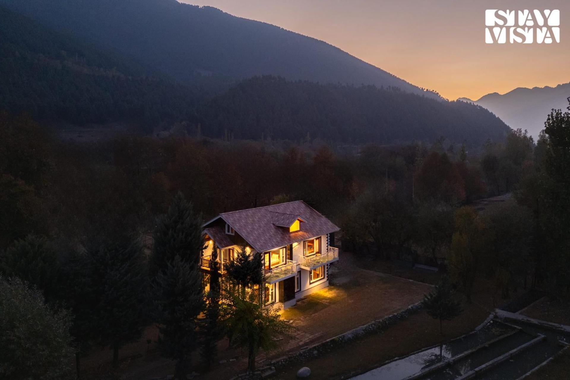 Stayvista At Khwab Villa With Lawn, Bbq Srinagar  Exterior photo