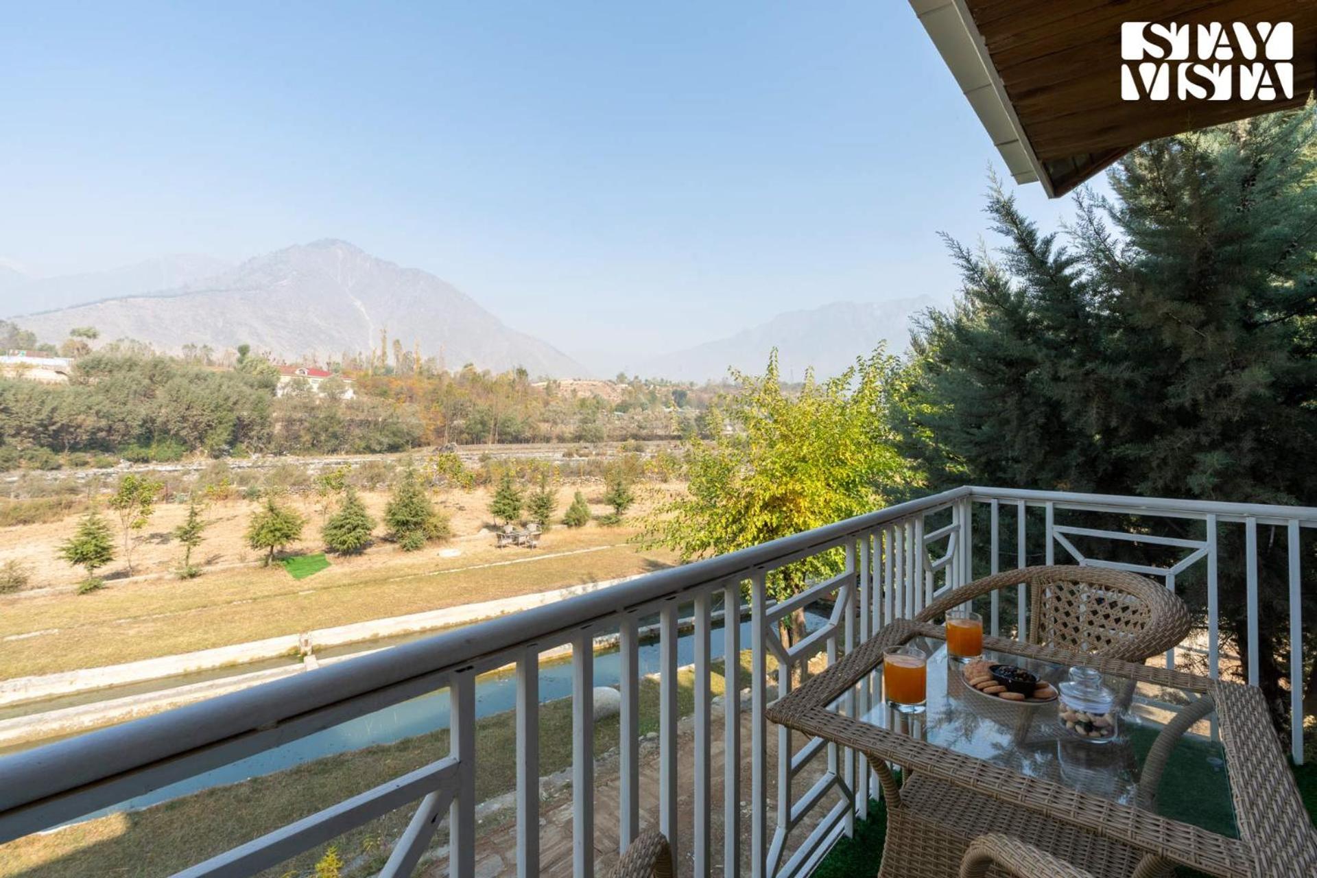 Stayvista At Khwab Villa With Lawn, Bbq Srinagar  Exterior photo