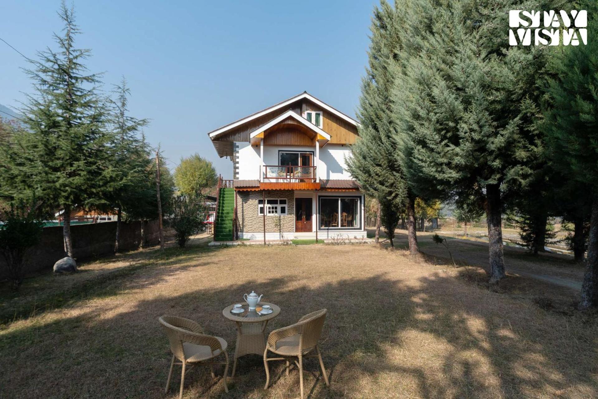 Stayvista At Khwab Villa With Lawn, Bbq Srinagar  Exterior photo
